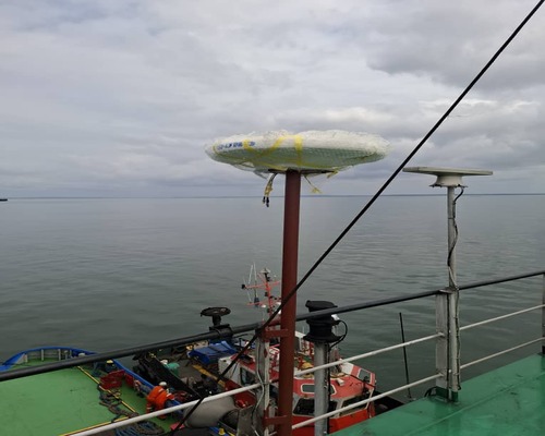 Satellite compass installation